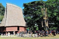 巴拿族庆祝新龙屋建成