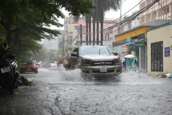 河内大雨导致多条街道淹水严重