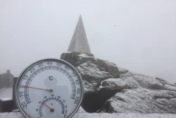 越南番西邦峰出现降雪天气 景色宛如仙境