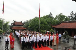 2021年雄王祭祖日和雄王庙会：国祖雒龙君忌日祭拜仪式和国母妪姬上香仪式隆重举行