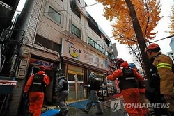 韩国一公司爆炸事故:越南驻韩国大使馆代表看望慰问受伤的两名越南工人