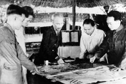 1953年底在越北，胡志明主席和党领导同志决定发起奠边府战役，下定决心摧毁法国远征军所设立 “坚不可摧的堡垒”——奠边府据点群。