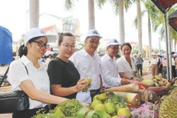 游客在2024年克邦旅游节期间参观购物