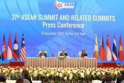 ASEAN 2020:政府总理阮春福主持新闻发布会 公布第37届东盟峰会和系列会议成果