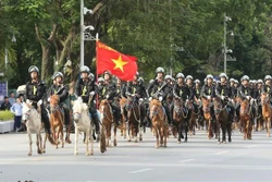 越南国会代表出席骑兵机动警察团亮相游行活动