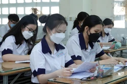 今日胡志明市初高中各年级学生重返校园