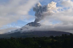 印度尼西亚锡纳朋火山再次喷发