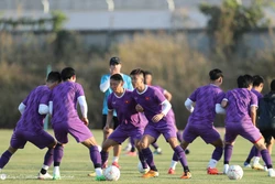 越南驻老挝大使馆领导探望备战AFF Cup 2022的越南国家足球队