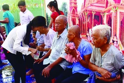 南部地区高棉族人给祖父母沐浴风俗