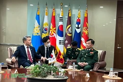 韩国国防部长官李钟燮会见黄春战上将