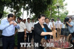 越南国会主席阮氏金银向河南省伤残军人赠送慰问品